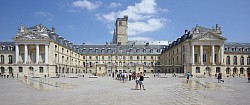 Place de la libération ( musée des beaux-arts) 11 mn à pied depuis le Meublé République 