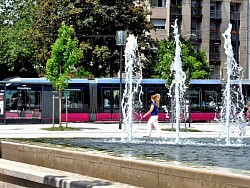 Les 2 lignes du tramway place de la République, à seulement 3 mn du Meublé République 